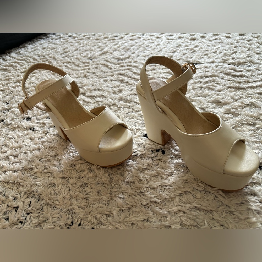 NueiVeiuo wedge open toe nude block heel size 35 never worn